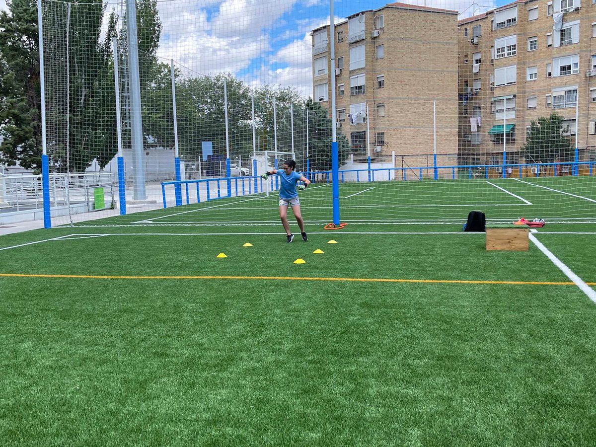 Tercer_TiempoGT's tweet photo. SABRINA BOTRAN ⚽️🧤 
SE ENTRENA EN ESPAÑA 🇪🇸 
La extraordinaria guardameta guatemalteca, se entrena a tope con el profesional en la preparación de porteras Miguel Ángel Muñoz, quien es el encargado del Madrid Cff y anteriormente fue el preparador de porteras del ATM. https://t.co/6t6rNZdyBz