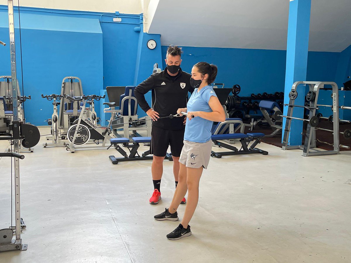 Tercer_TiempoGT's tweet photo. SABRINA BOTRAN ⚽️🧤 
SE ENTRENA EN ESPAÑA 🇪🇸 
La extraordinaria guardameta guatemalteca, se entrena a tope con el profesional en la preparación de porteras Miguel Ángel Muñoz, quien es el encargado del Madrid Cff y anteriormente fue el preparador de porteras del ATM. https://t.co/6t6rNZdyBz