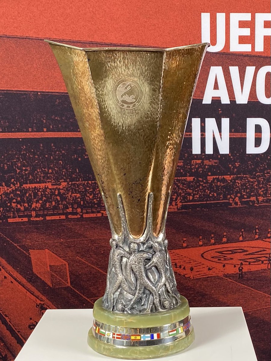 Bianc1972's tweet photo. Met de uefacups en 2 iconen op de foto ❤️🔴⚪️💪🏻 Super geregeld van de supportersvereniging👍🏻 @DeFeijenoorder @DeKuip #Feyenoord #Israel #Treijtel https://t.co/B689QDF0iv