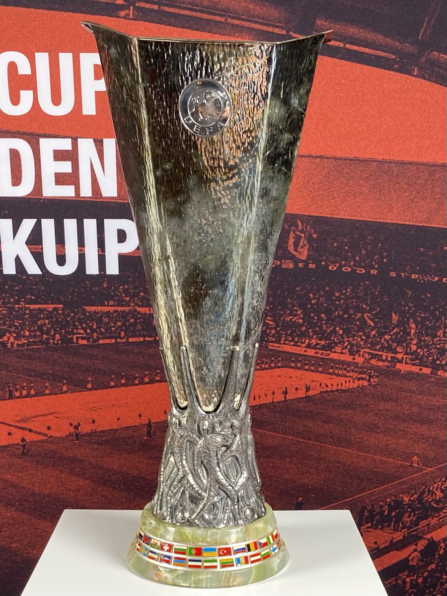 Bianc1972's tweet photo. Met de uefacups en 2 iconen op de foto ❤️🔴⚪️💪🏻 Super geregeld van de supportersvereniging👍🏻 @DeFeijenoorder @DeKuip #Feyenoord #Israel #Treijtel https://t.co/B689QDF0iv