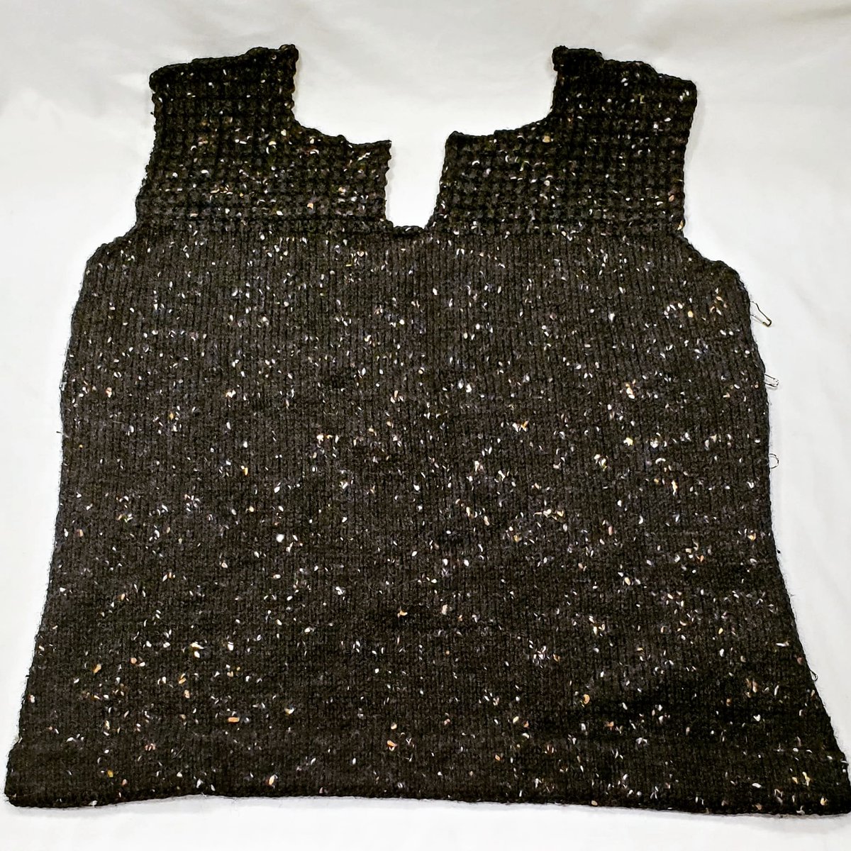 #wipwednesday After a long break back at this project. Hubby will thank me!
Pattern: Breckin Sweater
Designer: instagram.com/trionadesigns?…
Published: <a href="/KnitPicks/">Knit Picks</a>
Yarn: <a href="/PlymouthYarn/">Plymouth Yarn Co.</a> Encore Tweed
#knitting #knitlove #knitstagram #breckinsweater #trionadesigns #knitpicks #plymouthyarn