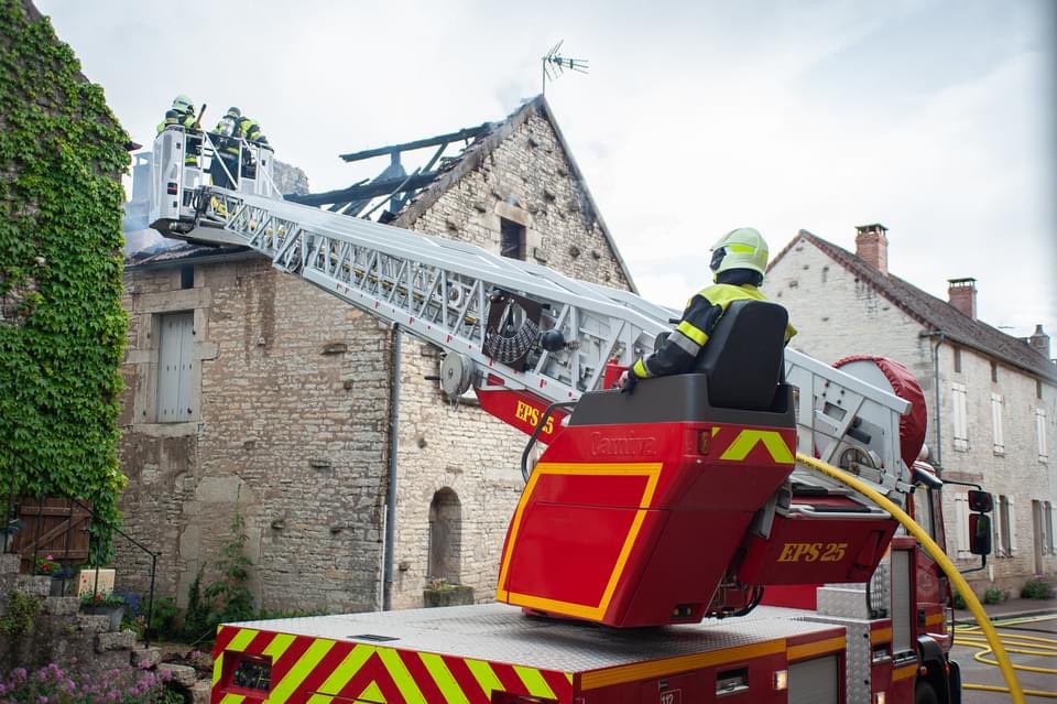 SDIS_89's tweet photo. #Throwback
👉🏻 Retour en 📸 sur le #Feu d'habitation individuelle de 120 m² avec combles survenu sur la commune de #Nitry
👩🏻🚒 Une vingtaine de #Sapeurs-@PompiersFR mobilisés pour venir à bout de ce sinistre avec un dispositif de 7 #Véhicules (2 FPT, 1 EPSA, 1 VAS, 1 VSAV et 2 VL) https://t.co/eD3wcrcF5n