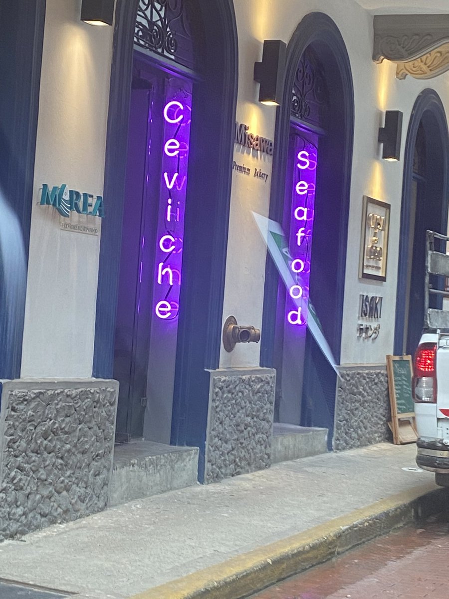 Luces de neón en el Casco. ¿Y para quien es que aplican las normas? #Prohibido #CadaQuiénHaceLoQueQuiere #CascoAntiguo <a href="/OCApanama/">Oficina del Casco Antiguo</a> #DondeEstáPatrimonio