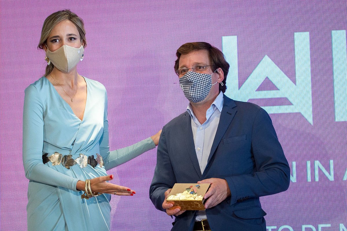 MADRID's tweet photo. El alcalde @AlmeidaPP_ ha sido nombrado "Embajador de la Igualdad " por la asociación @WomenLegalW, entidad sin ánimo de lucro que tiene por objetivo potenciar y visibilizar el talento femenino dentro del sector legal.
#PremiosWLW https://t.co/REBWnuzCwd