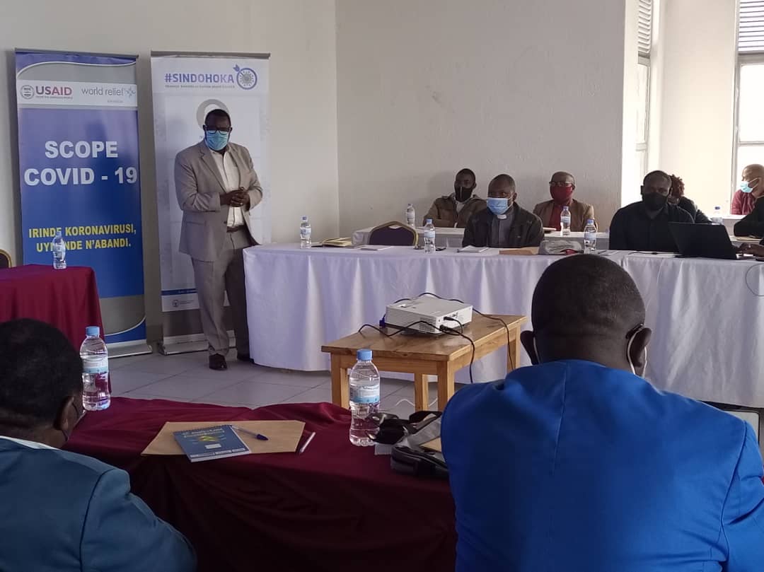 MusanzeDistrict's tweet photo. @MusanzeDistrict irashimira Abafatanyabikorwa bakomeje kuyitera ingabo mu bitugu mu gukangurira abantu kurushaho kurwanya COVID-19. Ku bufatanye na @WrrRwanda, uyu munsi hahuguwe Abanyamadini n'Amatorero bazahugura abandi mu Karere.@gatjmv @NyirarugeroD @abem2002 @jeanninenuwu https://t.co/2jwF2aDNId