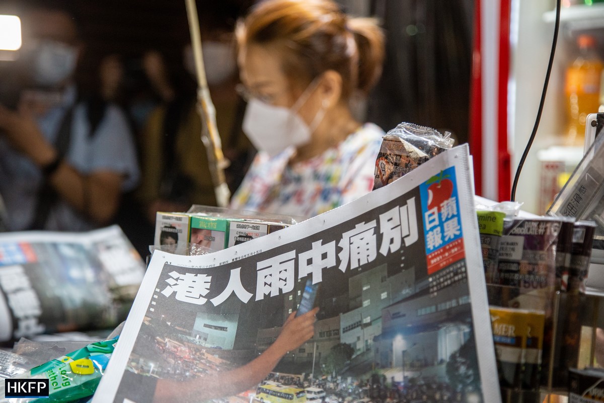 hkfp's tweet photo. A newsstand owner in Mong Kok said she sold around 800 copies of Apple Daily in the early hours on Thursday, as hundreds of people waited in line to buy the newspaper's last edition. Photos: Kelly Ho/HKFP. https://t.co/pNR17h0RPu
