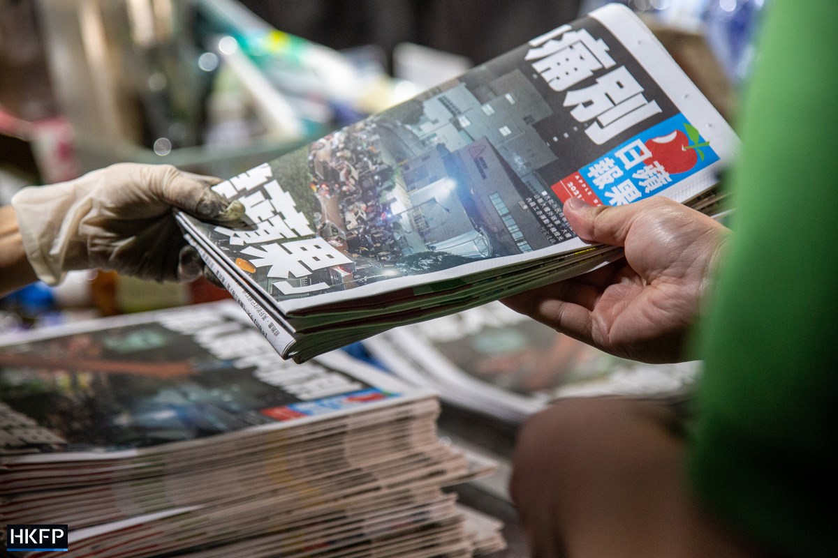 hkfp's tweet photo. A newsstand owner in Mong Kok said she sold around 800 copies of Apple Daily in the early hours on Thursday, as hundreds of people waited in line to buy the newspaper's last edition. Photos: Kelly Ho/HKFP. https://t.co/pNR17h0RPu