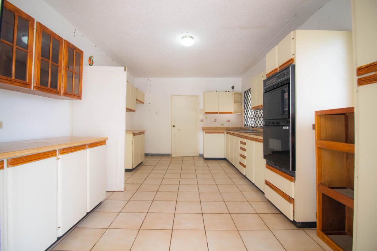 marciac2bent's tweet photo. Contact Rohan Scott at 1-876-856-5080 to learn more about this 4 bed 4 bath house for sale at #6 Badminton Terrace, Mandeville, Manchester. https://t.co/8TV8DYKb0E |DL-0959|Keller Williams Jamaica|Shop 7|Barbican Center|29 E Kings House Rd Kgn 6 #forsale #kwjamaica https://t.co/fUthIfe4ls