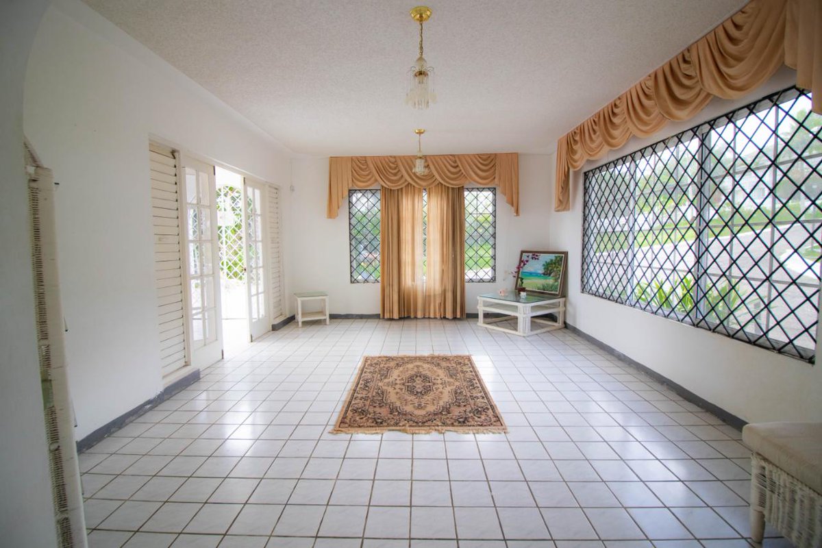 marciac2bent's tweet photo. Contact Rohan Scott at 1-876-856-5080 to learn more about this 4 bed 4 bath house for sale at #6 Badminton Terrace, Mandeville, Manchester. https://t.co/8TV8DYKb0E |DL-0959|Keller Williams Jamaica|Shop 7|Barbican Center|29 E Kings House Rd Kgn 6 #forsale #kwjamaica https://t.co/fUthIfe4ls