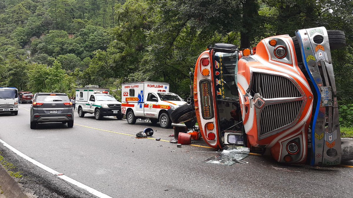 corderoquiche's tweet photo. Bus de los transportes Aracely vuelca en el Km.138 El Molino, Chichicastenango, Quiché, no se reportan heridos únicamente daños materiales. https://t.co/KiI9Rue5WN