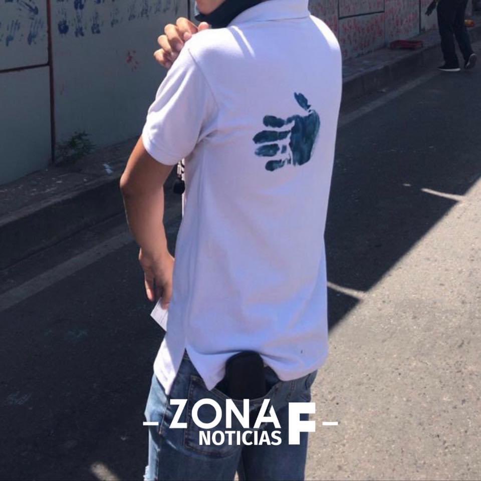 ZonaF_Noticias's tweet photo. #Atención | Mientras se realizaban algunas preguntas que al parecer no fueron de agrado para quienes hacían esta labor, ciudadanos deciden pintar la camisa del periodista. #Denuncia  

Los ciudadanos manifiestan ser personas de bien. https://t.co/NtcK2IRlIU