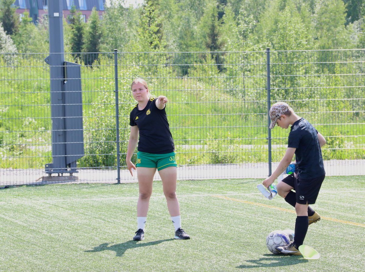 IlvesJuniorit's tweet photo. Hyvää ja jalkapallon täyteistä juhannusta just sulle! 👉💛💚
#keltavihreä #ilves #juhannus #Tampere #Helminen @IlvesNaiset https://t.co/SGURtvTd2z