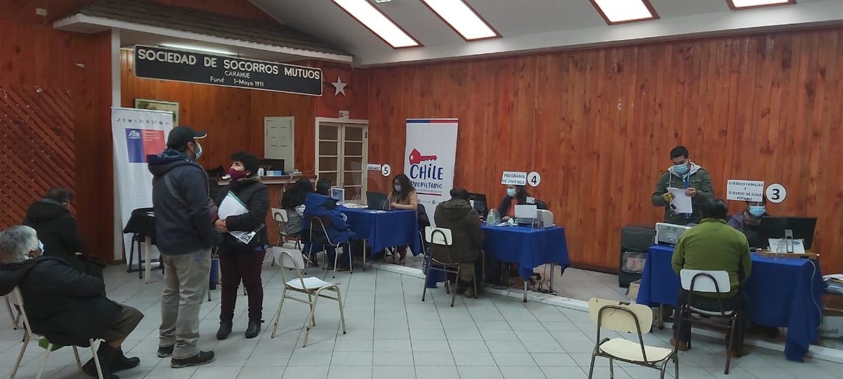 CONADI_Gob's tweet photo. 🔴EN #CARAHUE | Subdirector Nacional Sur CONADI @MHuenchu junto a Seremi @AraucaniaBBNN @nati_rivera difundiendo sobre regularización de terrenos e informando a la ciudadanía sobre el #IFEUniversal 🇨🇱 https://t.co/UUJxjkuTww