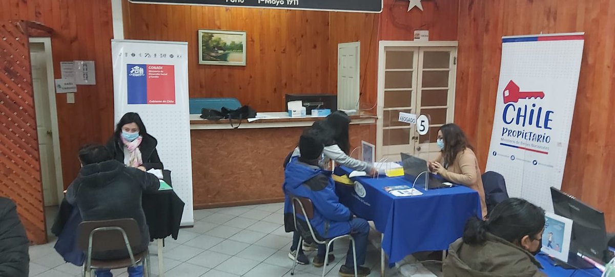 CONADI_Gob's tweet photo. 🔴EN #CARAHUE | Subdirector Nacional Sur CONADI @MHuenchu junto a Seremi @AraucaniaBBNN @nati_rivera difundiendo sobre regularización de terrenos e informando a la ciudadanía sobre el #IFEUniversal 🇨🇱 https://t.co/UUJxjkuTww
