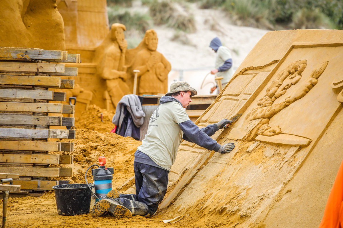 Een exclusieve blik achter de schermen van het Zandsculpturenfestival van #FCDeKampioenen. 23 kunstenaars zijn momenteel druk in de weer met de opbouw van de sculpturen. Deze zomer te zien in <a href="/gem_Middelkerke/">Gemeente Middelkerke</a>