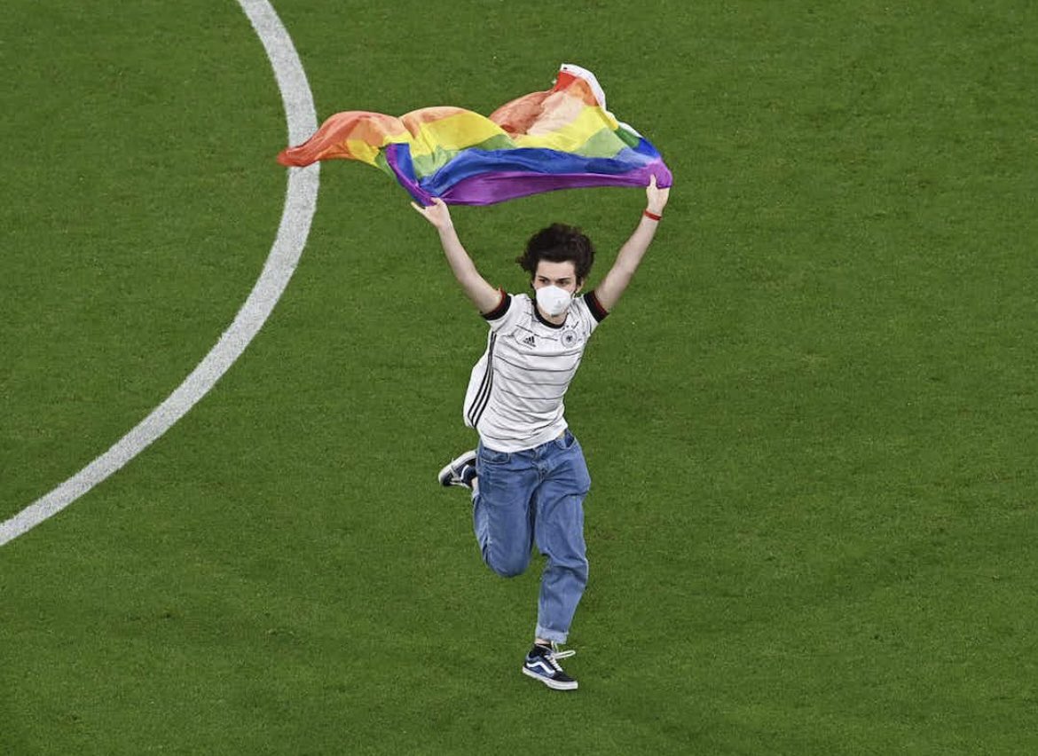 Egal wie es ausgeht, er bleibt der Held des Abends. #GERHUN #MuenchenMachtEsTrotzdem