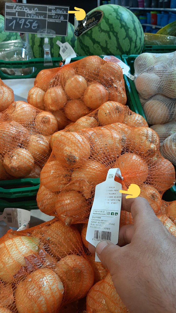 🍅A un supermercat de La Ribera, esta setmana🍅
 Cebes peruanes "origen España". 
Mentre, els nostres llauradors no troben eixida al seu producte. 
T'indigna? Tenim dos propostes👇