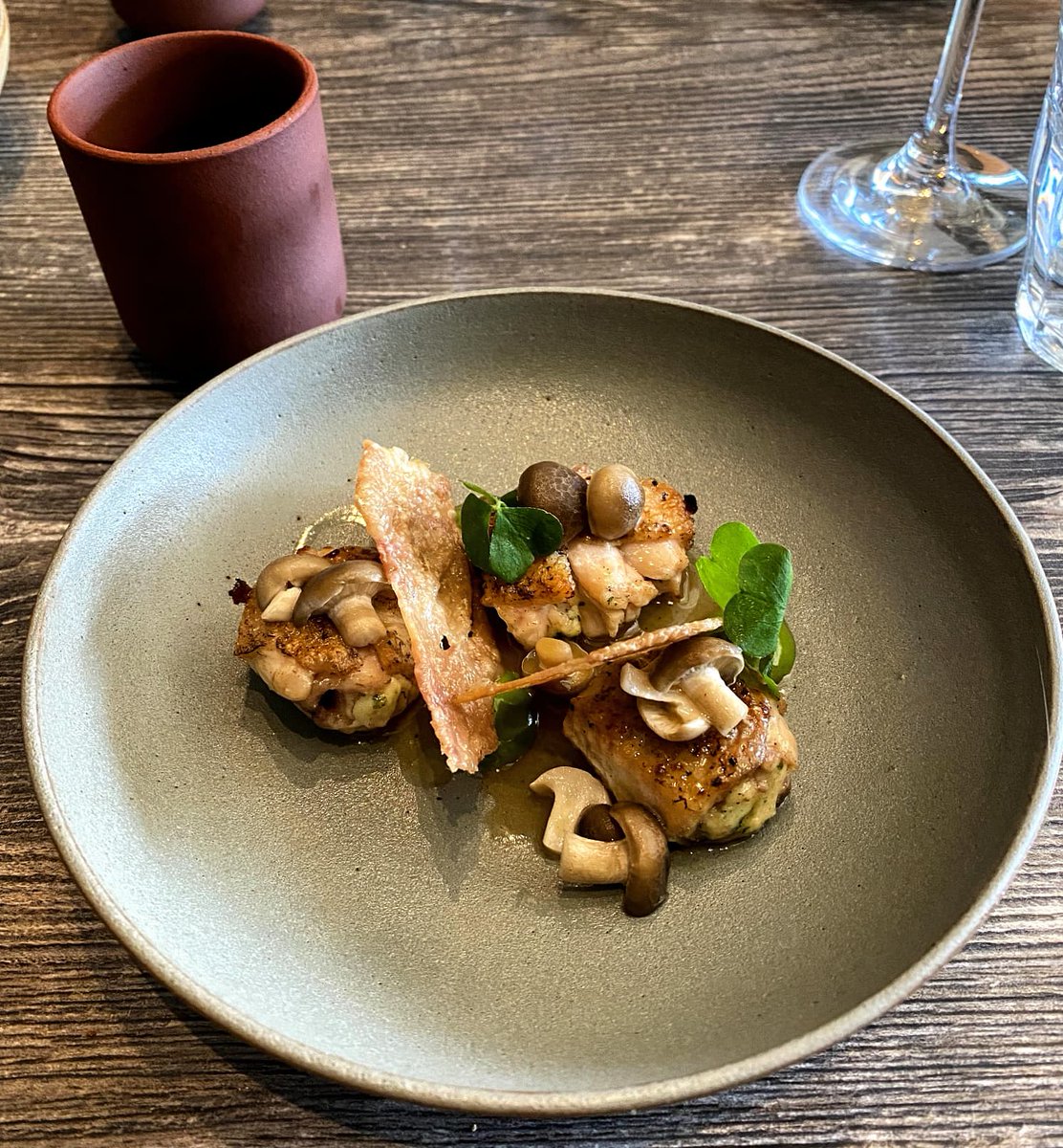 SandL_Blog's tweet image. Our first visit to the @LittleChartroom after booking a few months ago did NOT disappoint! Little in name, BIG in flavour🐔🤤 

Here was our stand out dish - chicken wings with garlic and a cup of broth