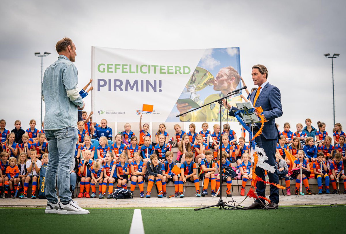 Vanavond is <a href="/PirminBlaak/">Pirmin Blaak</a>, Europees kampioen hockey én inwoner van de Hoeksche Waard, gehuldigd door sportwethouder <a href="/Paul_Boogaard/">Paul Boogaard</a> bij Hockeyclub De Hoeksche Waard. Ook werd Blaak uitgeroepen tot beste doelman van het toernooi 👉 bit.ly/2TYSD1k