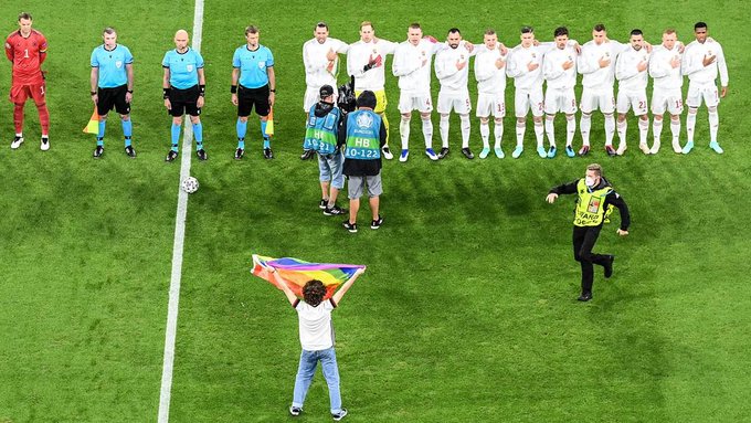 Vor dem Anpfiff von #GERHUN hat ein Fan mit Regenbogen-Fahne das Spielfeld gest&uuml;rmt und sich w&auml;hrend<a href="/tag/gerhun"class="tags">#GERHUN</a>
