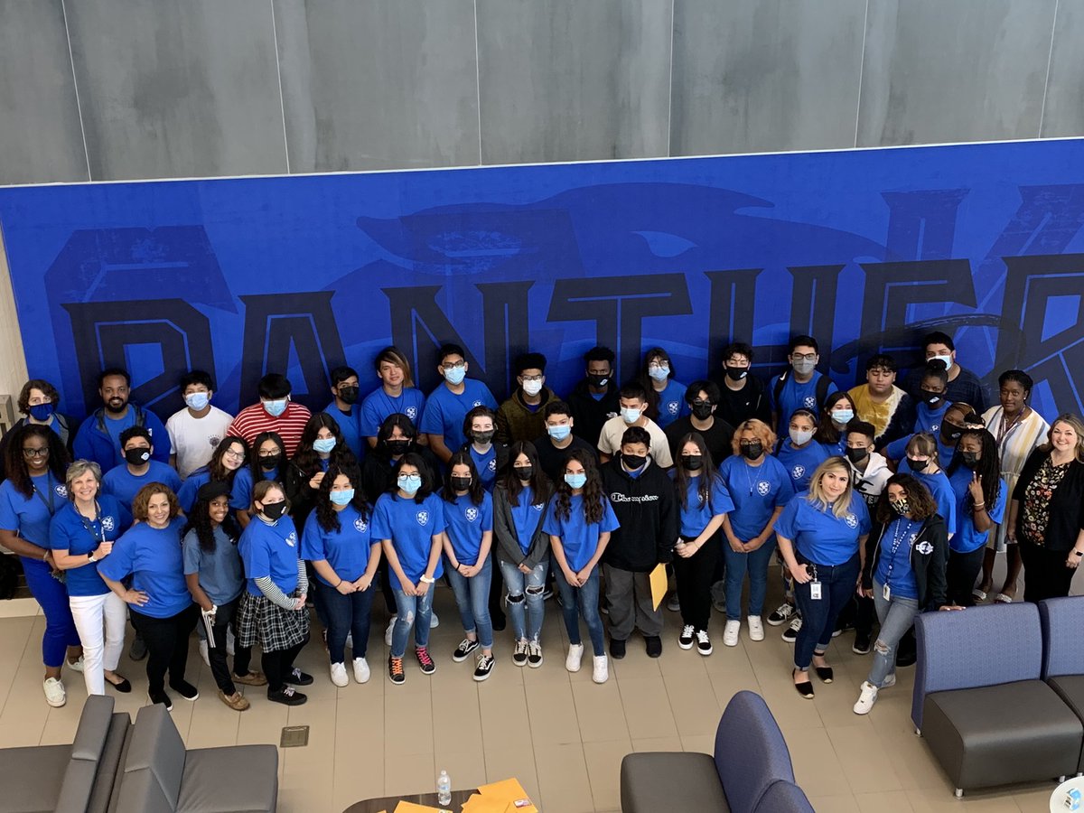BeckyZalesnik's tweet photo. Day 3 of Freshmen STEM Bridge Camp and we are still smiling! 😁😁 Awesome students-Awesome teachers in @SheldonSTEM! @mssamyka @mousermed @MsAllenSTEM @MissHerrera2017 @MsSifuentes @oliviawebb767 @KHSPanthers https://t.co/aF891hC2Xq