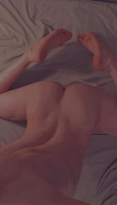 pick a side: 🍌 or 🍑 https://t.co/7tjMaHr6xg