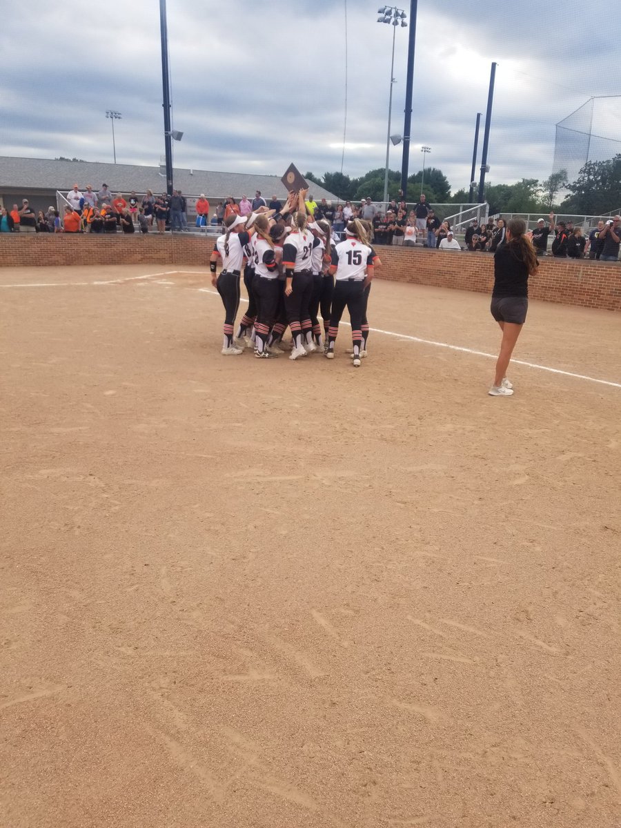 mikeramczyk17's tweet photo. SHOUT OUT #DEMONFAM on your 1st state trip since 2018 and the 1st for coach Val Auseth!
Lots of emotion pouring out after the game, as Auseth celebrated with husband and @kennakornely her daughter, Baumeister sisters @kbaumeister19, Burinda sisters, it's a family thang https://t.co/Kjqc3aIQex