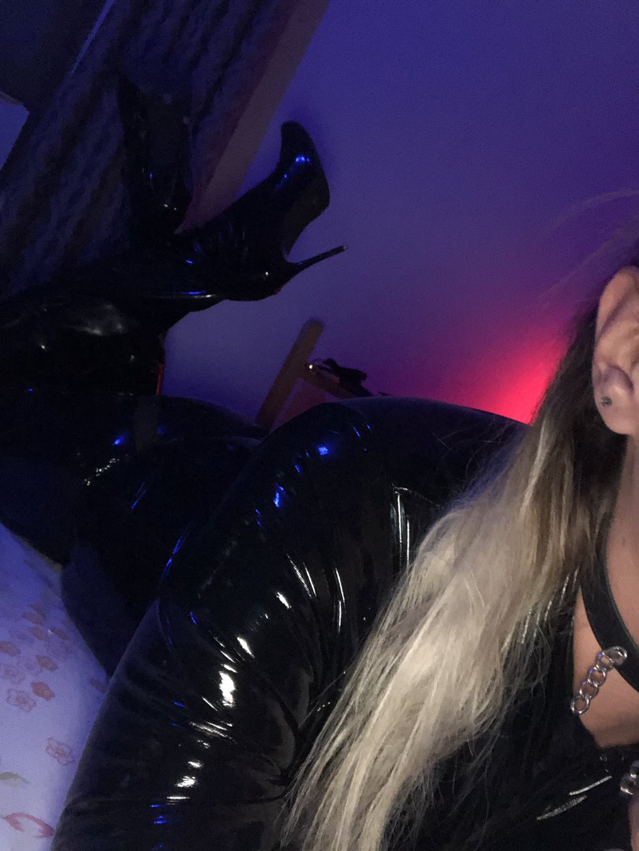 EmmeMistress's tweet photo. #rubbergirl #rubber #rubberdomme #domme #femdom #mistress https://t.co/VE1gpOJLtM