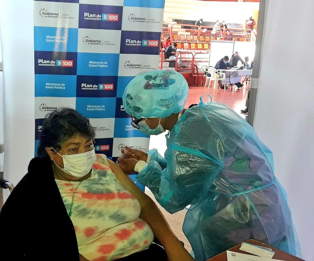 DPS_LosRios's tweet photo. #PlanVacunación9100 | "Acompañé a mi madre al Coliseo de Guaranda para que reciba la #VacunaCOVID19. Actualmente se encuentra superando una enfermedad, con esto me siento más tranquilo", expresó Carlos Vallejo, hijo de María Verdezoto (59) beneficiaria. 

#JuntosLoLogramos https://t.co/oP2CEG5Q3B
