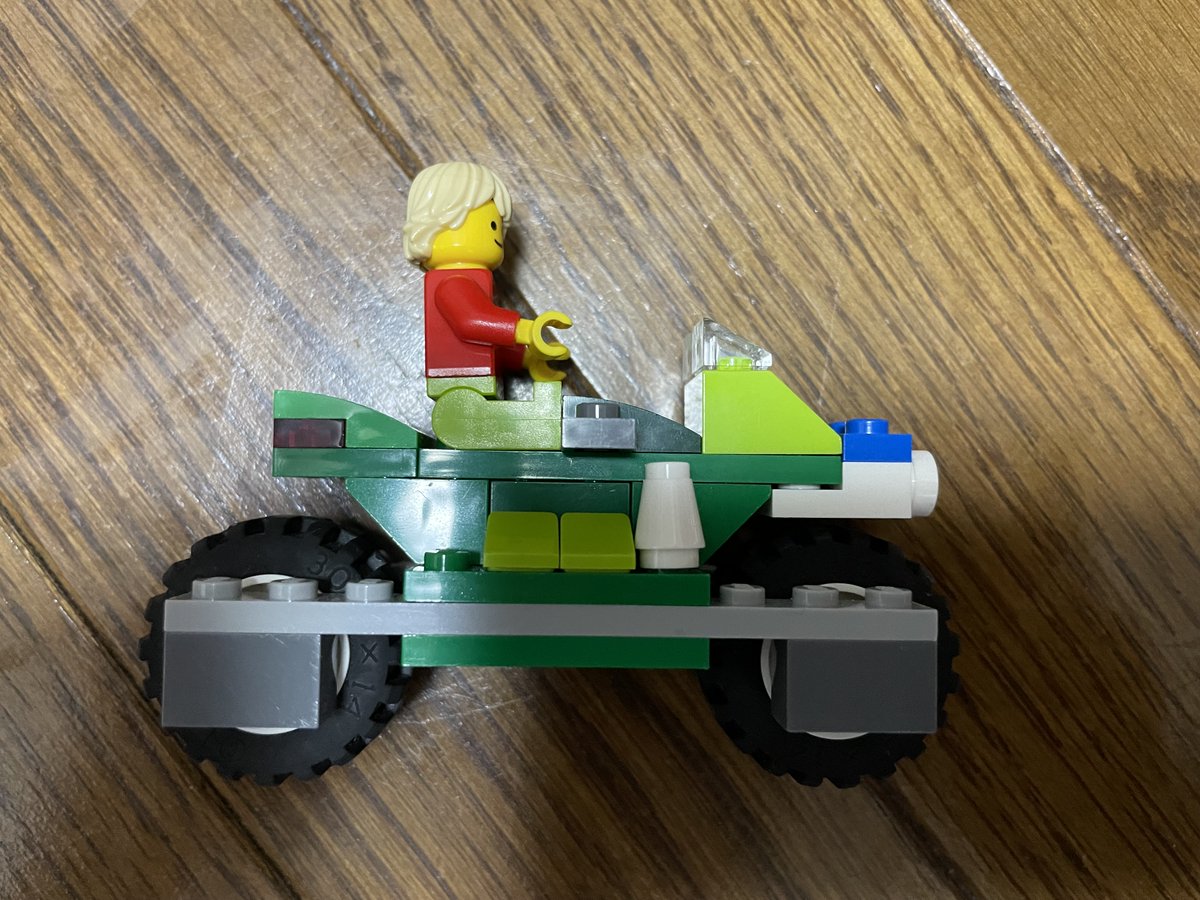 legobuilder_jr's tweet image. レゴクラシックの冊子のおまけページにあった黄緑色のバイクに白いサイレン灯を付けて白バイ化！イケアの運転手を乗せてみた #LEGO #レゴ