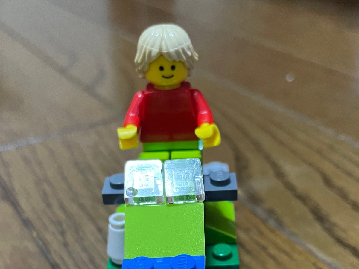 legobuilder_jr's tweet image. レゴクラシックの冊子のおまけページにあった黄緑色のバイクに白いサイレン灯を付けて白バイ化！イケアの運転手を乗せてみた #LEGO #レゴ