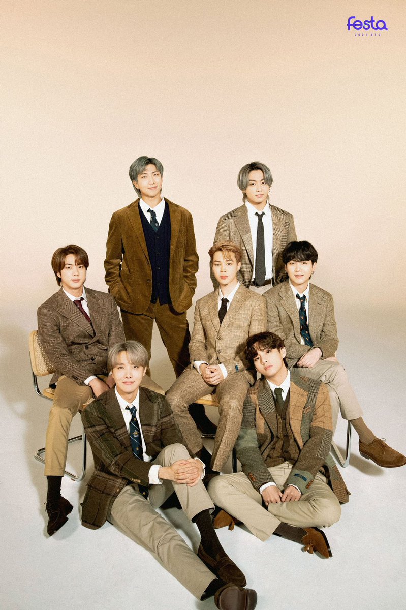btsuniversebr's tweet photo. 📊 INFO | O @BTS_twt torna-se o primeiro grupo a ter várias músicas passando pelo menos 4 semanas em 1° posição na história do 'Gaon Digital Chart', com "Dynamite" e "Butter"! 🇰🇷🎉

©️charts_k 
#방탄소년단 #BTS https://t.co/fz32dDB8zi