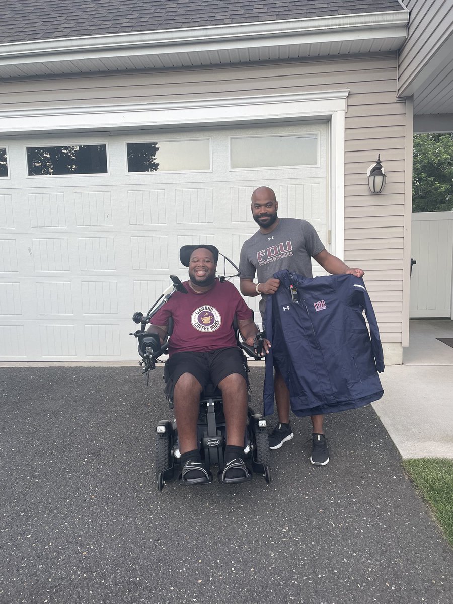 Shout out to my guy @CoachHallFDUBB for stopping by and hooking me up with some <a href="/FDUKnightsMBB/">FDU Men's Basketball</a> gear. Much appreciated <a href="/CoachHerenda/">Greg Herenda</a>