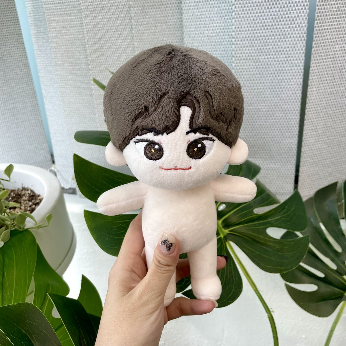 Maysdohyeon's tweet photo. 오늘 샘플이 도착했습니다! 걱정했는데 다행히 도안이랑 닮게 잘 나와준 것 같아요(˃̣̣̣̣︿˂̣̣̣̣ ) 입술 자수색이나 쌍커풀 부분은 수정이 필요할 것 같아 수정 사항 정리해서 1차 수정 보내도록 하겠습니다🙌🏻 https://t.co/VxbMYIoXjO