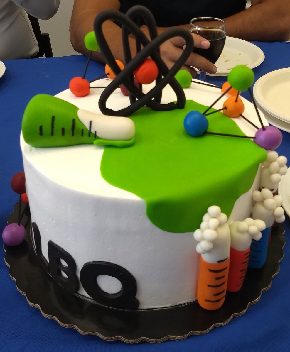 ljcp21's tweet photo. Así es!
Les comparto el rico pastel elaborado por la Chef Jasselin (@jasscg), para festejar la obtención del título, muy bonito y riquísimo. https://t.co/hQAxbpcVxj