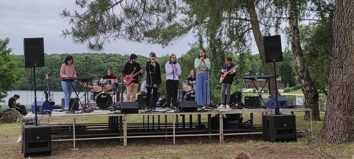 YannBre's tweet photo. 🎼🎸
Beaucoup de monde ce soir au @Lacdetremelin à #Iffendic pour le concert de l'Ecole de Musique du Pays de Brocéliande 
Félicitations à l'ensemble des élèves et des enseignants.👏
Merci aux organisateurs 👍
#fetedelamusique #musique #culture  #tremelin #illeetvilaine #bretagne https://t.co/51nG5zCKT7