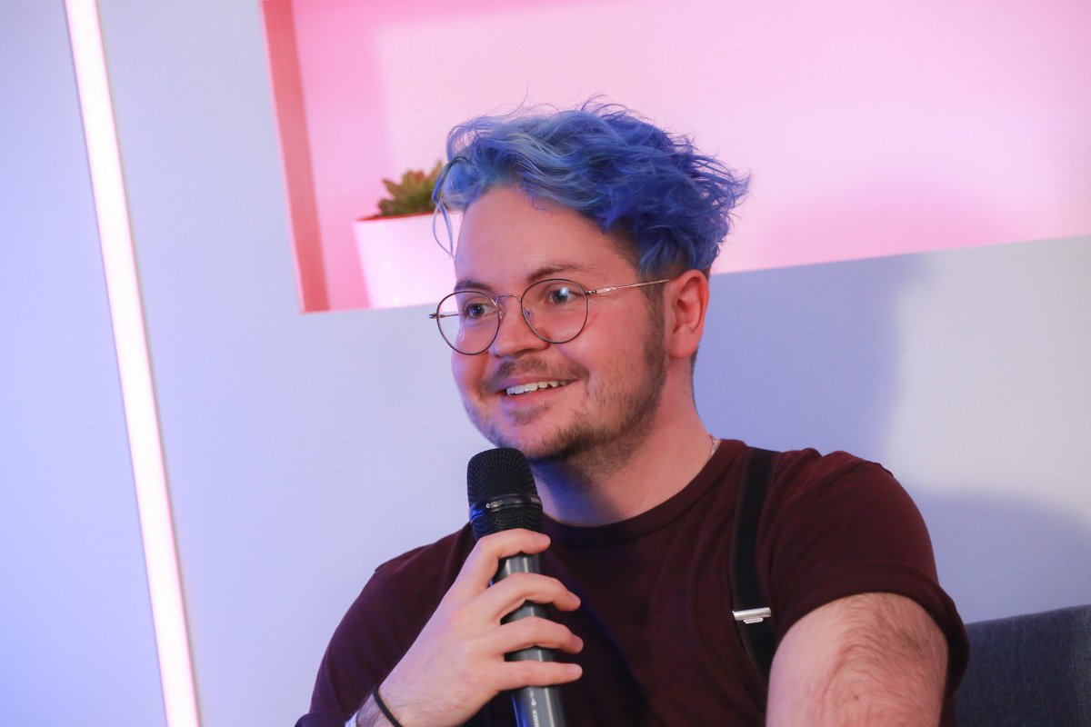 Madmoizelle's tweet photo. .@onegrownupkid : "Dans le monde du cinéma c'est encore très compliqué. Aujourdhui faire un film avec une tête d'affiche trans, c'est impossible. On ne laisse pas la place aux personnes trans pour devenir des têtes d'affiche. On reste des personnages secondaires." #OUTemission https://t.co/4SgfjPkvzv