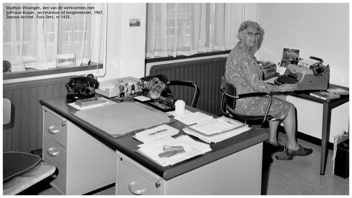 zeeuwsarchief's tweet photo. Vandaag 23/6, op #WereldTypemachineDag, bezoeken we in 1967 juffrouw Kuiper, secretaresse vd burgemeester van #Vlissingen in haar werkkamer. Ze heeft een aparte tafel waarop haar #typemachine staat. Links ervan staat een #bandrecorder. Bekijk de foto’s https://t.co/U6DE1cDRpt https://t.co/Ww1yhXu7Fm