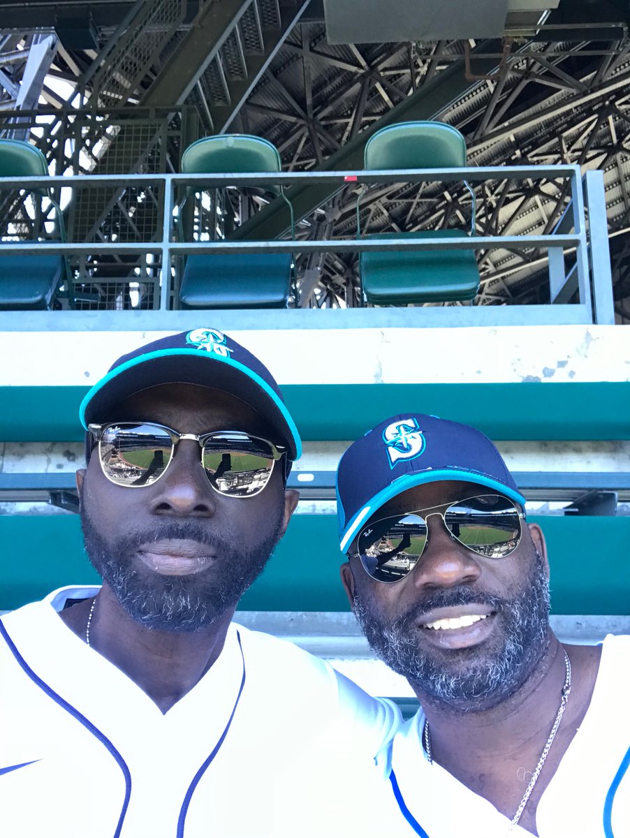 EricHar97044491's tweet photo. I love ❤️ my brother he got me wear Seattle gear it’s alright though I’m happy 😃!!!!! https://t.co/xP8QAub4nE