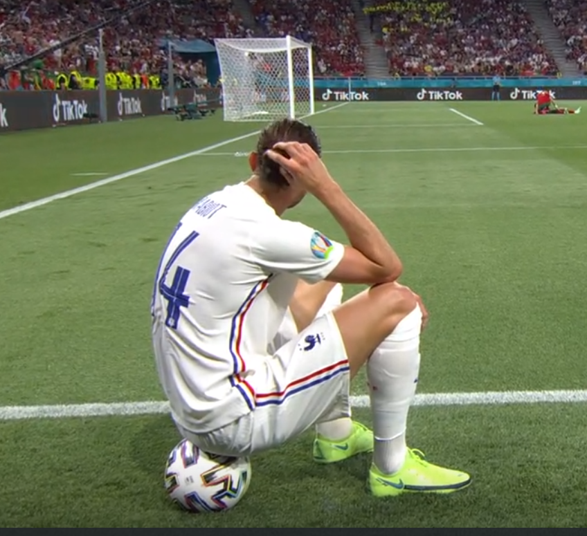 FFLose's tweet photo. "Non j'en ai marre, je voulais pas jouer sentinelle c'est pas pour finir arrière gauche. Je boude coach" https://t.co/dLRH8TaDVB