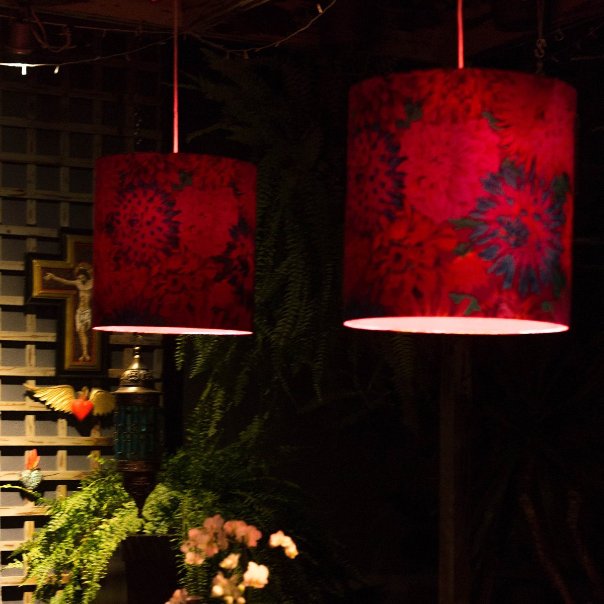 MantuaDesign's tweet photo. "Es durante la noche cuando resulta hermoso creer en la luz" Edmond Rostand. Nos encanta las pantallas con doble vista, que presentan su magia para esa cena inolvidable.
#mantuadesign #lampsofinstagram #lampshadesign #lampshademaker #decoracao #decorlovers #hechoamanoconamor https://t.co/abcUTCNNQj