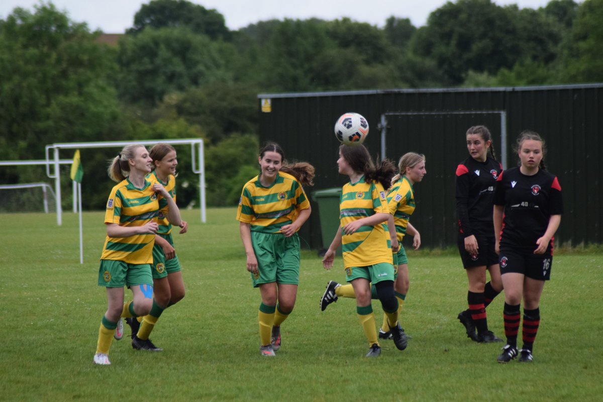 NeilPhilipThor1's tweet photo. The future is in good hands action from tonights @TheYellaz match @LinnetsLadiesFC @RuncornLinnets @JuniorLinnets https://t.co/STh1Cbdj72