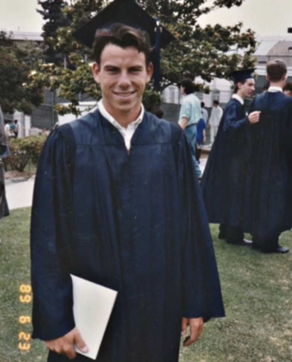 MenendezOffici1's tweet photo. 32 Years Ago Today Erik Graduated From Beverly Hills High School!<3 🎓#freethemenendezbrothers https://t.co/XK2oSMLCxr