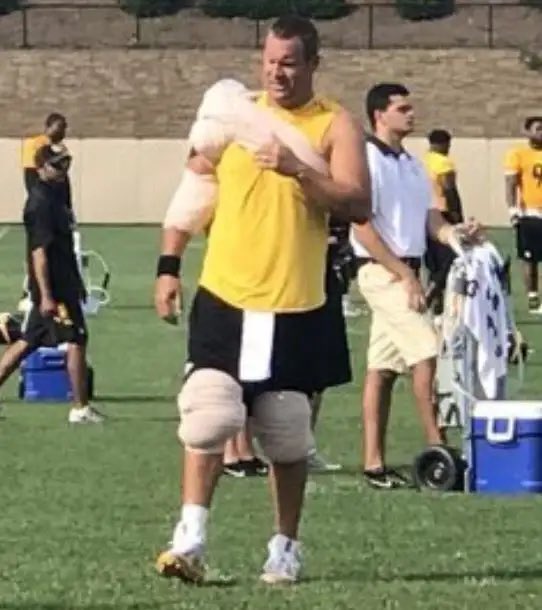 BarstoolBigCat's tweet photo. Just pitched a full Wiffle ball game https://t.co/Q4uAbZwlZW