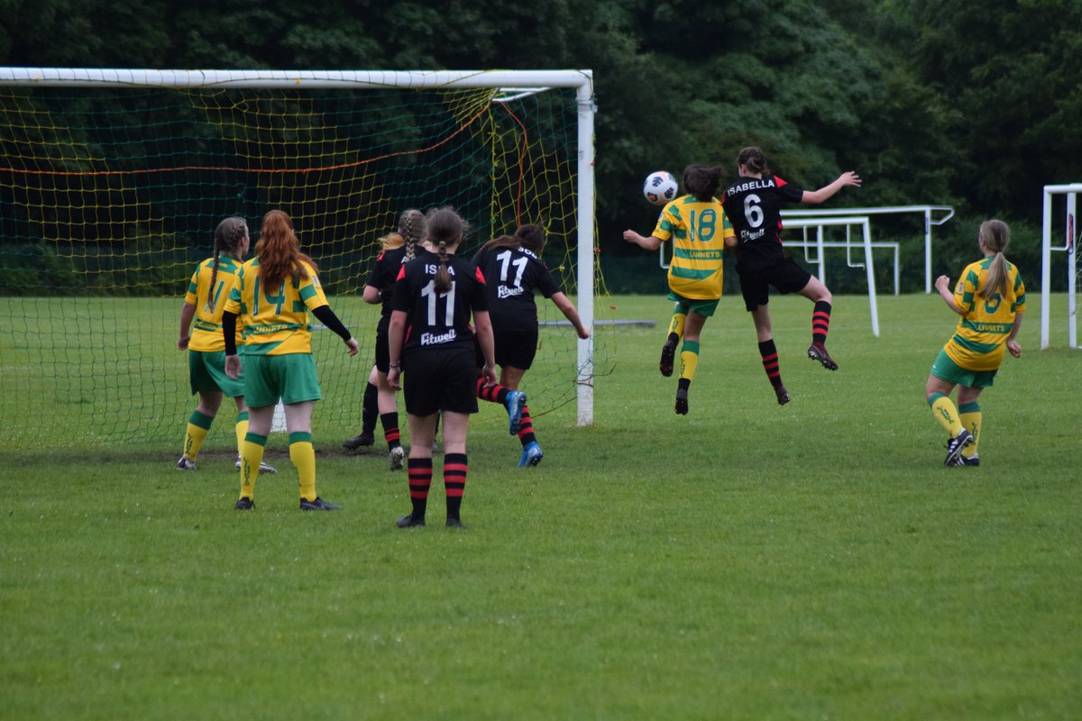 NeilPhilipThor1's tweet photo. The future is in good hands action from tonights @TheYellaz match @LinnetsLadiesFC @RuncornLinnets @JuniorLinnets https://t.co/STh1Cbdj72