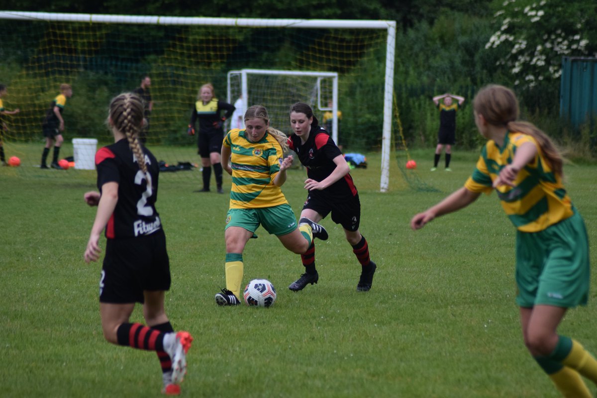 NeilPhilipThor1's tweet photo. The future is in good hands action from tonights @TheYellaz match @LinnetsLadiesFC @RuncornLinnets @JuniorLinnets https://t.co/STh1Cbdj72