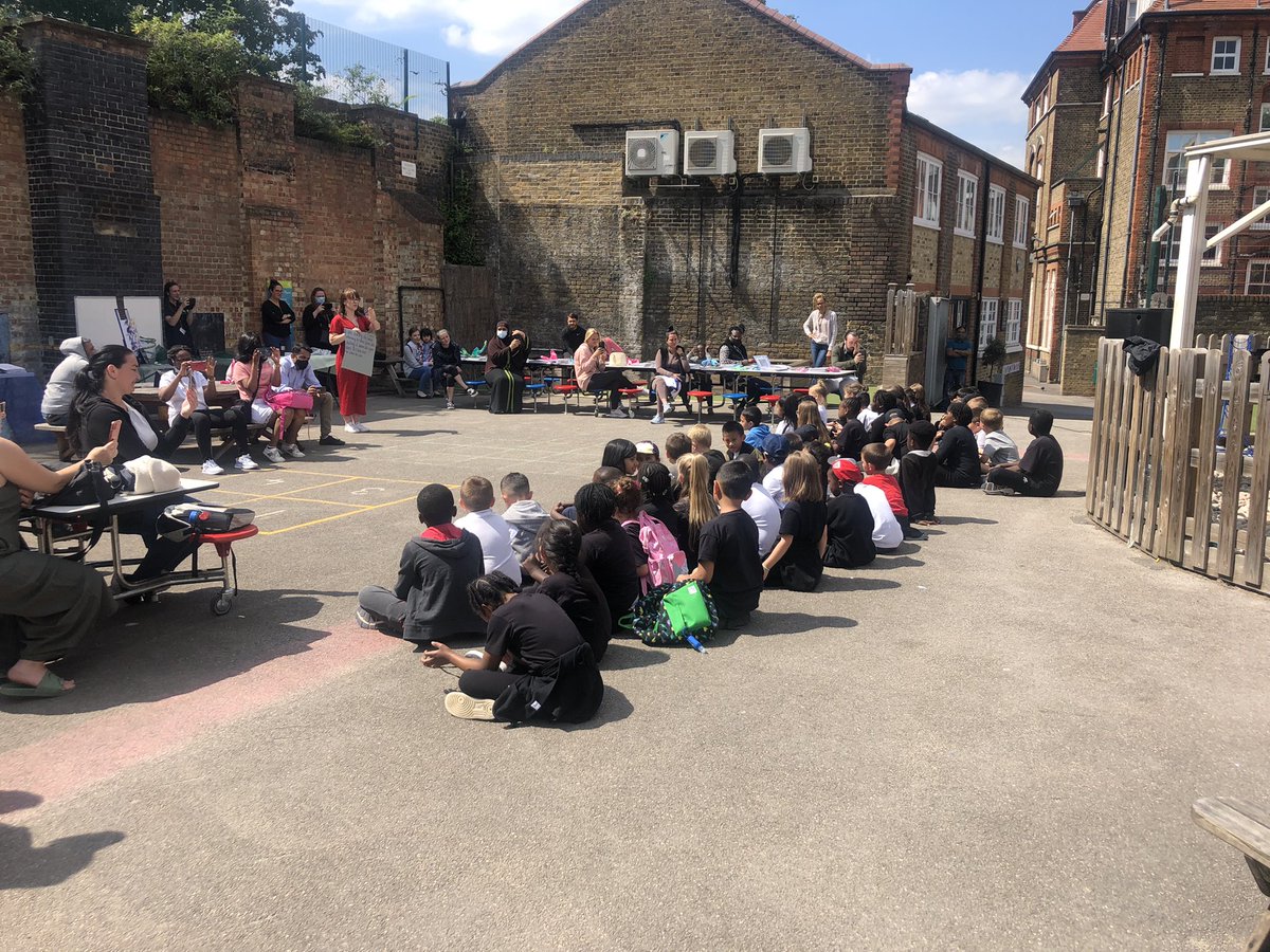 Thank you to all our wonderful families and children today for a lovely celebration of arts fortnight. It was so lovely to share with you all how amazingly the children are doing @Y2Rowan <a href="/WoodhillSch/">Woodhill Primary School</a>