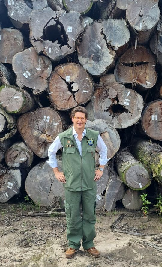 orlandoguerreir's tweet photo. O pior Ministro do Meio Ambiente da história do Brasil, Ricardo Salles, posa sorrindo diante de uma pilha de toras que ele mesmo contrabandeava.
#cadeiaparabolsonaro
#cadeiaparasalles https://t.co/0UiIEiEkmN