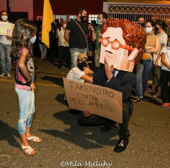 Em uma manifestação sendo o ecocida do <a href="/rsallesmma/">Ricardo Salles</a>.

Que seja preso e pague por todos os crimes feitos contra a mãe terra. 

#ForaSalles 
#sallesnacadeia