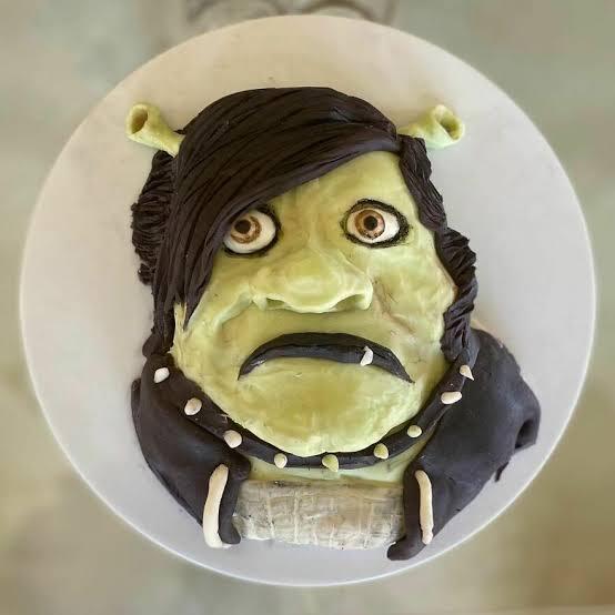 Temas de festas relativamente estranhos🎂 on X: Você deixou Shrek emo  triste😔 A quarta imagem da sua galeria é o motivo   / X